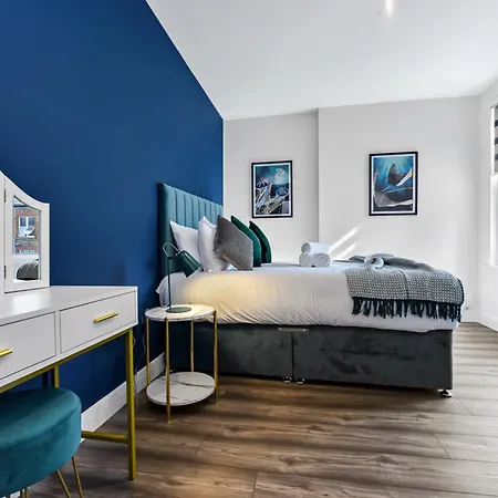 Lovely Two Bedroom With Ensuite Bathrooms * London