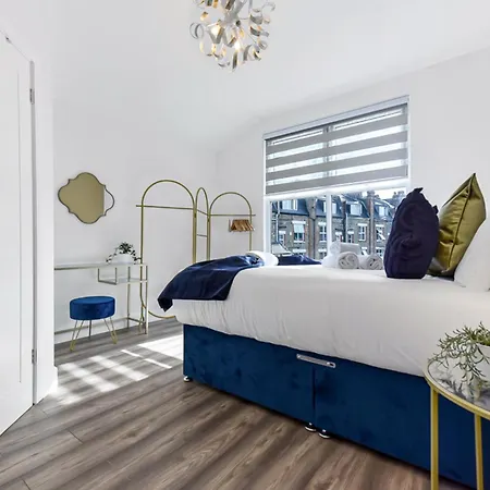 Lovely Two Bedroom With Ensuite Bathrooms Apartment