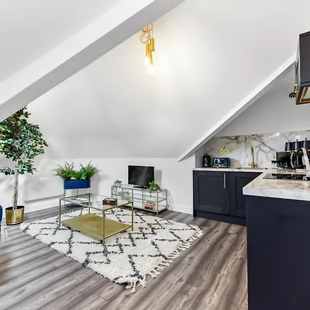 Apartment Lovely Two Bedroom With Ensuite Bathrooms *