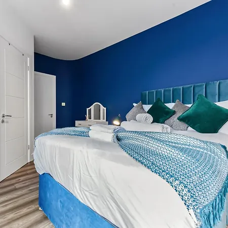 Lovely Two Bedroom With Ensuite Bathrooms *