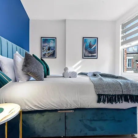 Lovely Two Bedroom With Ensuite Bathrooms * London