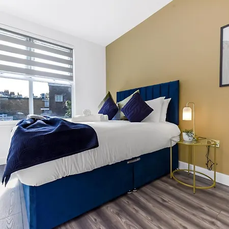 Apartment Lovely Two Bedroom With Ensuite Bathrooms *