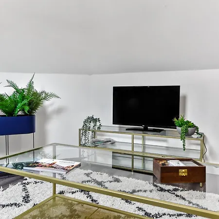 Lovely Two Bedroom With Ensuite Bathrooms *