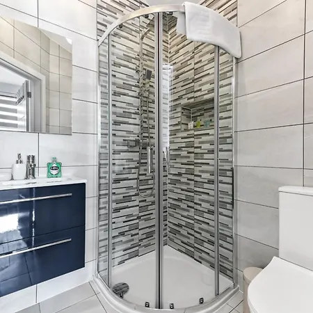 Lovely Two Bedroom With Ensuite Bathrooms Apartment *