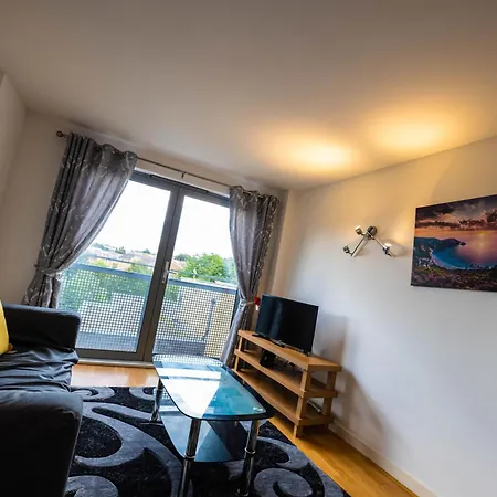 Beautiful And Spacious 2-bed In Apartment *