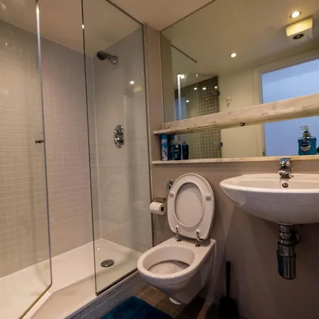 Beautiful And Spacious 2-bed In Apartment London