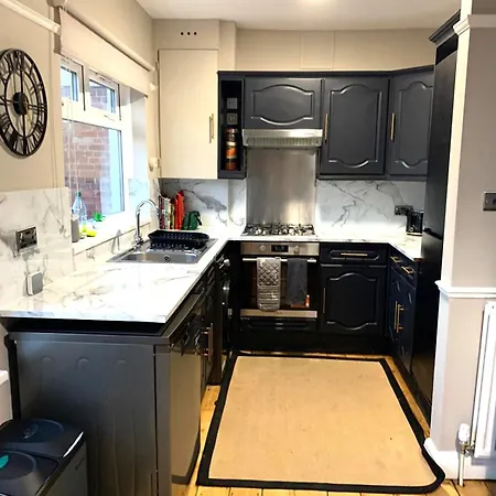 Cosy 3 Bedroom House With Free Parking Near Kingston Thames *