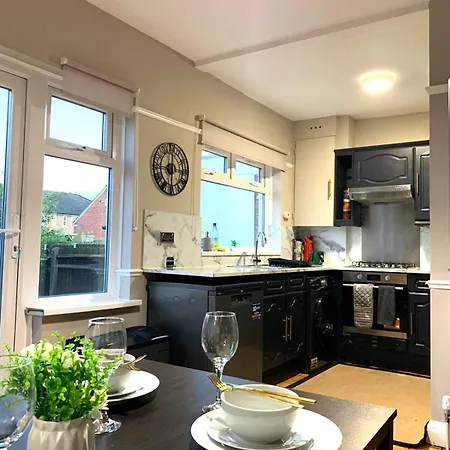 Cosy 3 Bedroom House With Free Parking Near Kingston Thames *