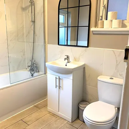 Apartment Cosy 3 Bedroom House With Free Parking Near Kingston Thames *