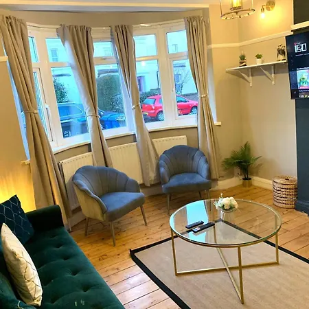 Apartment Cosy 3 Bedroom House With Free Parking Near Kingston Thames *