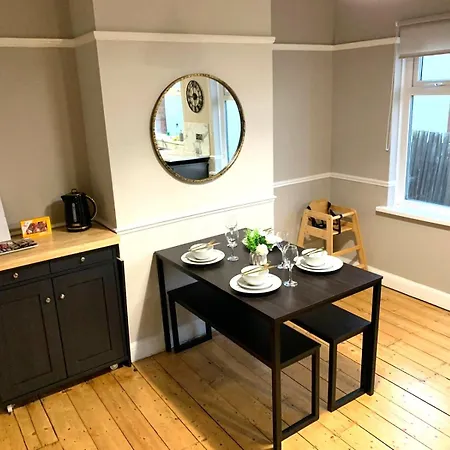 Cosy 3 Bedroom House With Free Parking Near Kingston Thames Apartment *