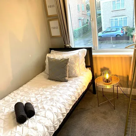 Cosy 3 Bedroom House With Free Parking Near Kingston Thames