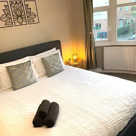 Cosy 3 Bedroom House With Free Parking Near Kingston Thames New Malden