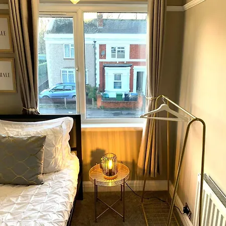 Cosy 3 Bedroom House With Free Parking Near Kingston Thames New Malden