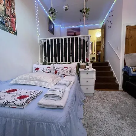 Homestay Ari Luxury Triple London