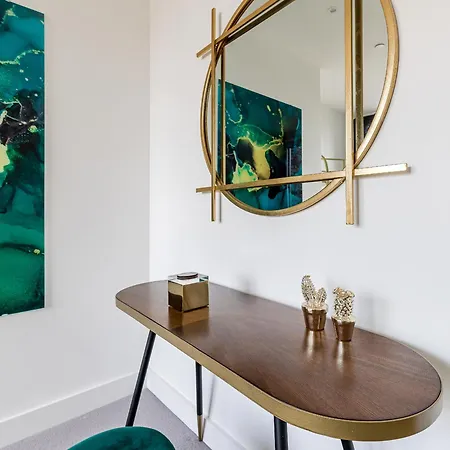 Off The Shard Xxl Design Family House With Garden Apartment London