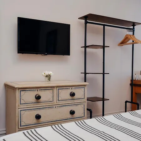The Black Lion Pub & Boutique 3* London