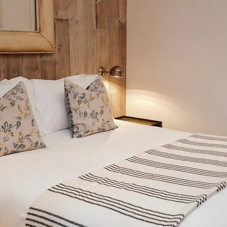 The Black Lion Pub & Boutique