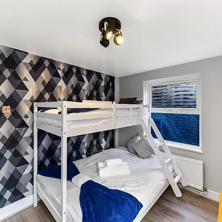 Amazing 2 Bedroom Flat In *
