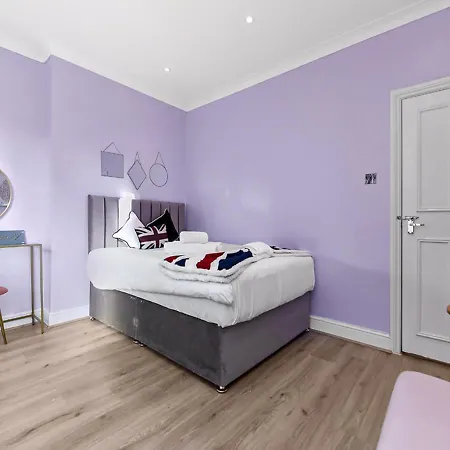 Amazing 2 Bedroom Flat In *