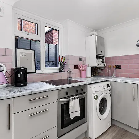 Amazing 2 Bedroom Flat In *