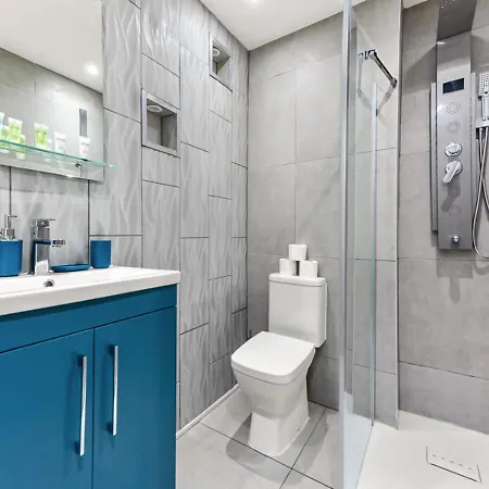 Amazing 2 Bedroom Flat In Apartment *