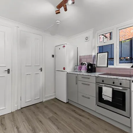 Amazing 2 Bedroom Flat In * London