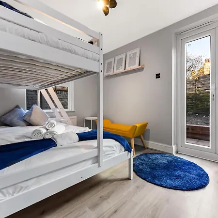 Amazing 2 Bedroom Flat In *