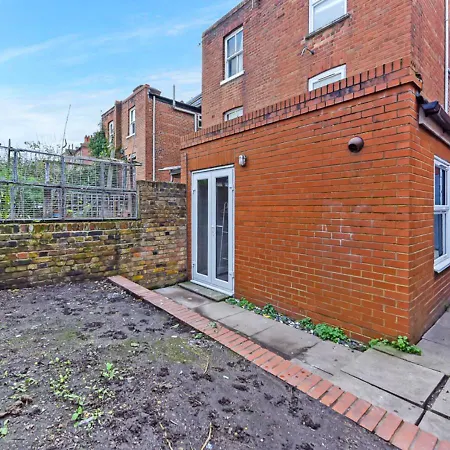Amazing 2 Bedroom Flat In Apartment *