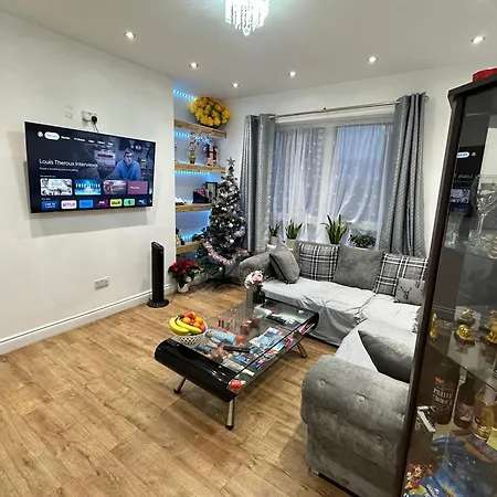 Fresh & Parking Apartment London