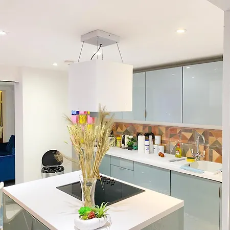 Villa Big House With En-suites A Big Garden And Hot-tub Near Tower Bridge London