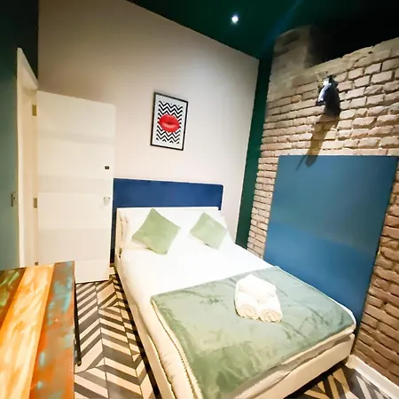 Big House With En-suites A Big Garden And Hot-tub Near Tower Bridge Villa London