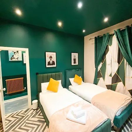 Big House With En-suites A Big Garden And Hot-tub Near Tower Bridge Villa *