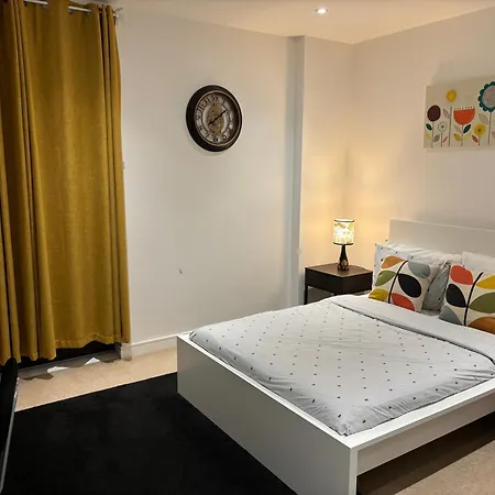 Modern En-suite And Self Catering In Homestay London