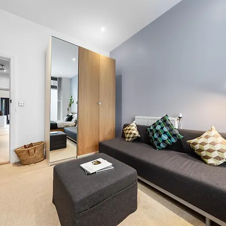 Trendy 2 Bed Flat In Greenwich With Car Parking Apartment London