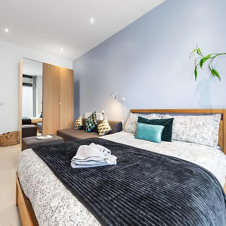 Trendy 2 Bed Flat In Greenwich With Car Parking Apartment London