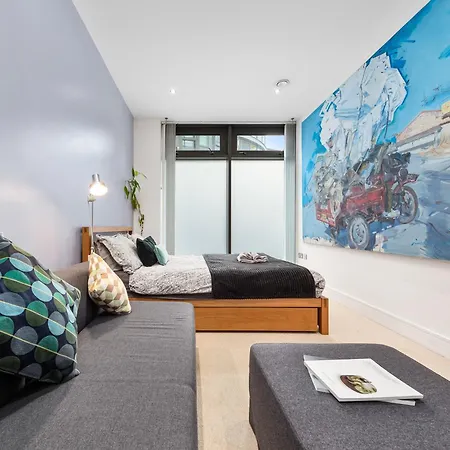 Trendy 2 Bed Flat In Greenwich With Car Parking *
