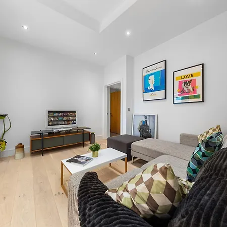 Trendy 2 Bed Flat In Greenwich With Car Parking Apartment London