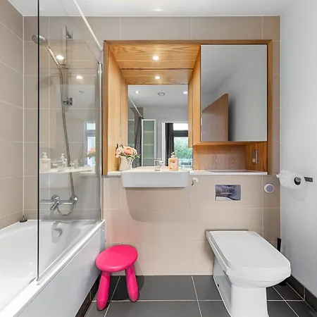 Trendy 2 Bed Flat In Greenwich With Car Parking *