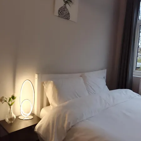Highfield With Free Parkings, Surbiton, Kingston Upon Thames, Surrey, Greater London , Uk Holiday home