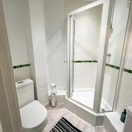 2 Double Bedroom In Edgware, London شقة