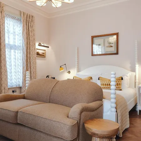 The Black Lion Pub & Boutique Värdshus 3*