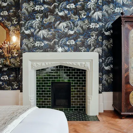 The Black Lion Pub & Boutique 3* London