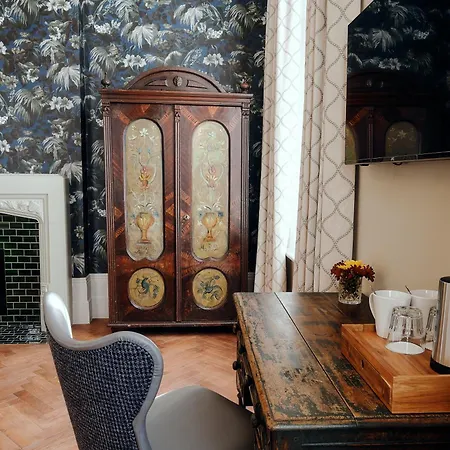 The Black Lion Pub & Boutique 3* London
