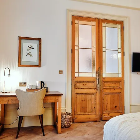 The Black Lion Pub & Boutique 3* London
