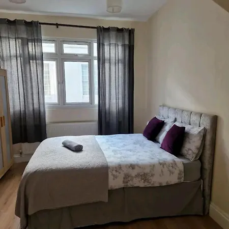 Affordable In Shared Flat, Bridge Homestay