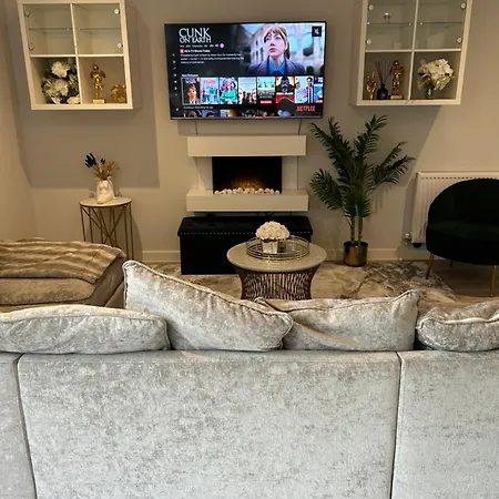 Apartment Stylish Meets Luxury! 2 Bed 2 Bath Family