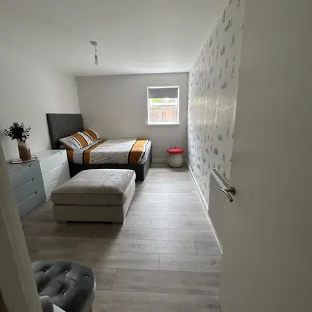 Stylish Meets Luxury! 2 Bed 2 Bath Family Dagenham