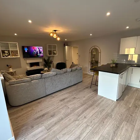 Stylish Meets Luxury! 2 Bed 2 Bath Family * Dagenham