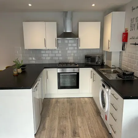Stylish Meets Luxury! 2 Bed 2 Bath Family Apartment Dagenham